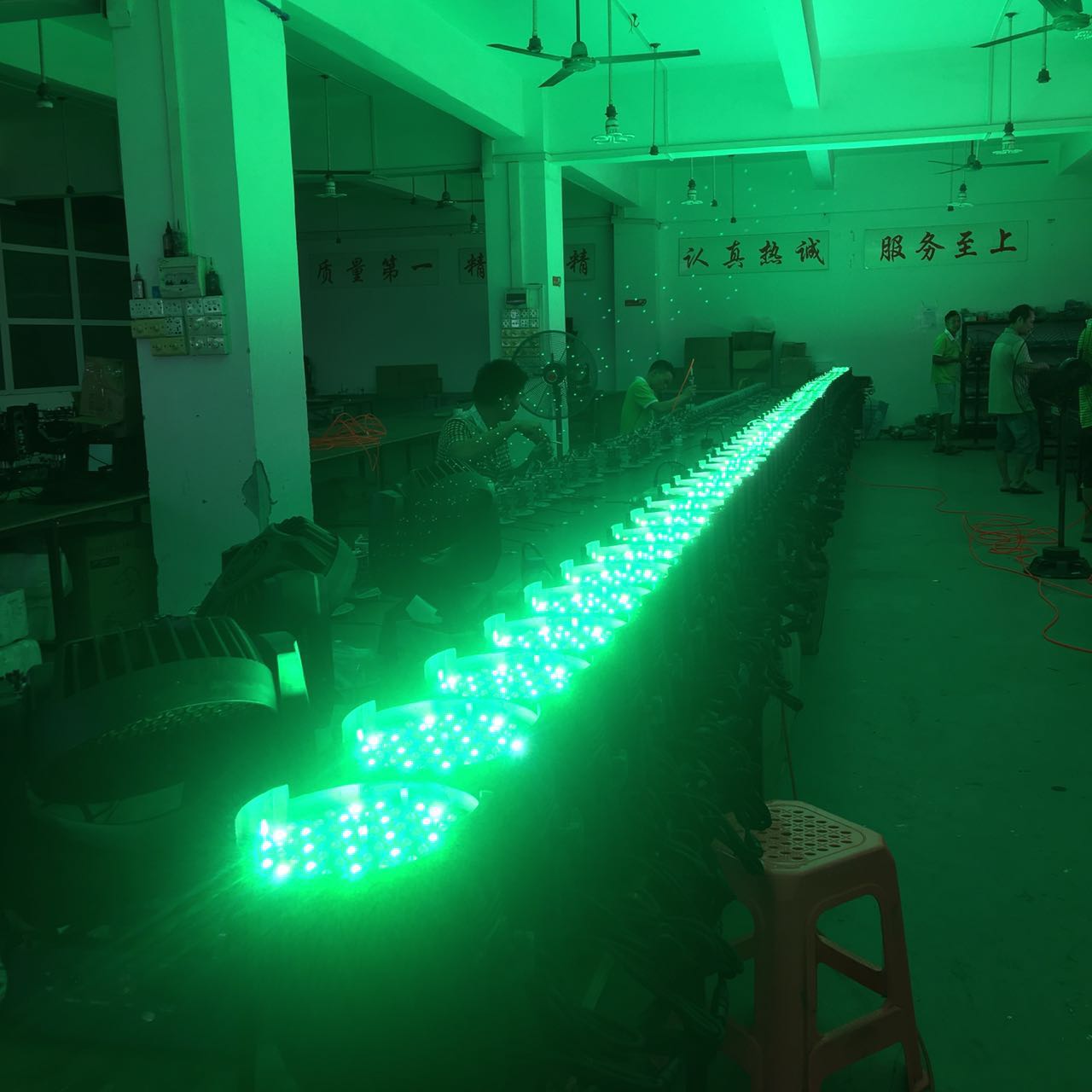 婚庆LED帕灯在舞台当中的应用效果图