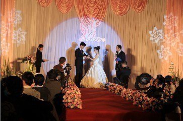 2017年公司年会流行主打舞台灯光设备有哪些？效果图